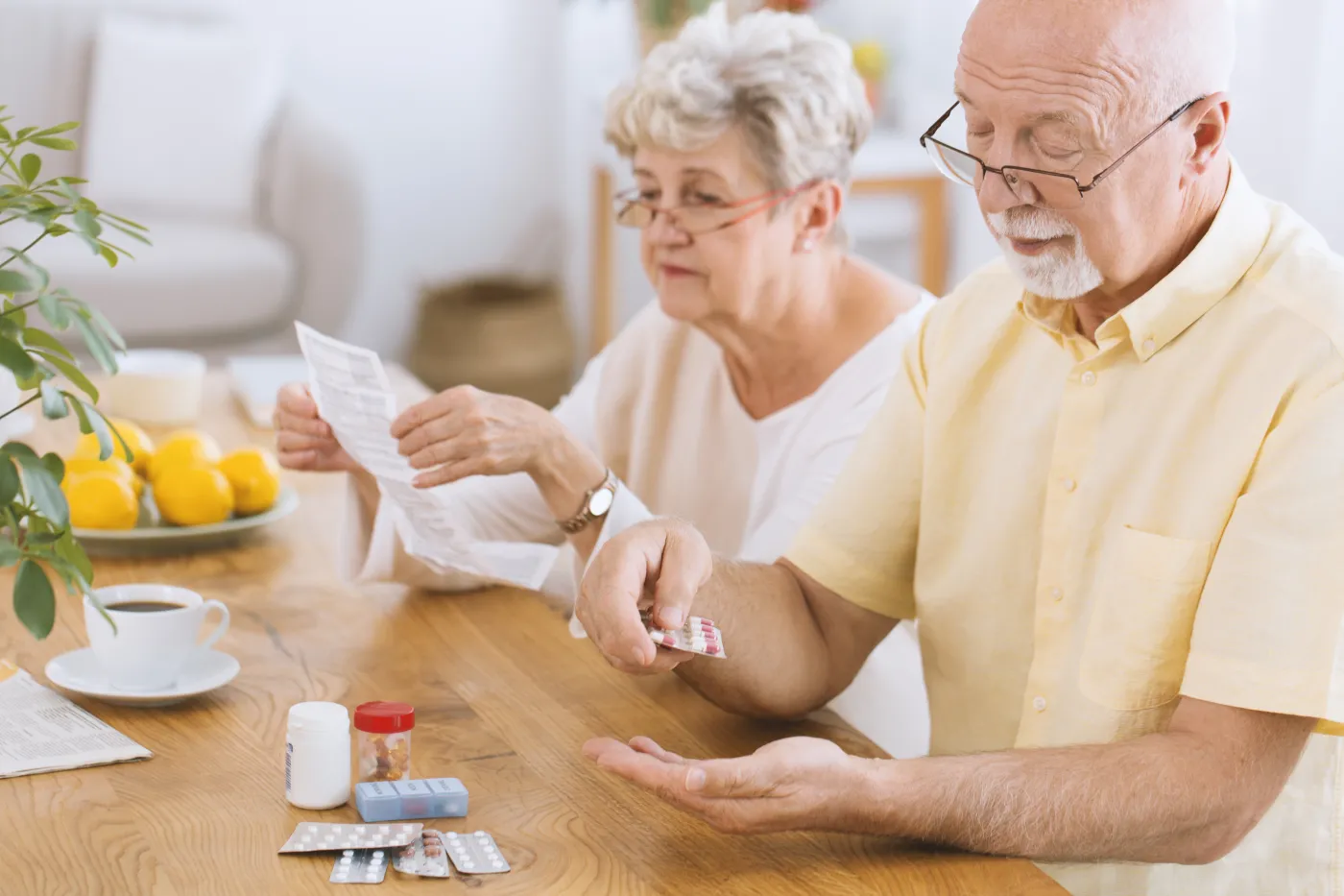 Bezpłatne leki dla seniorów 65+ nie od każdego lekarza. Kto je wypisuje?