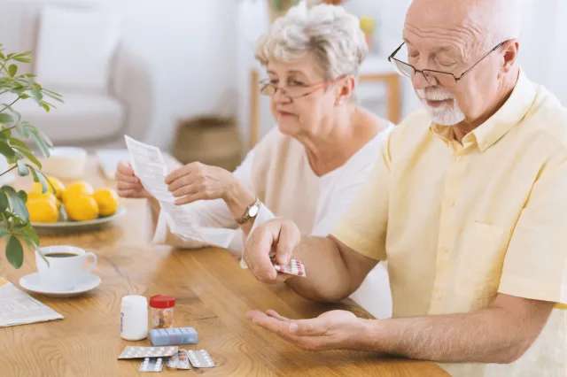 Bezpłatne leki dla seniorów 65+ nie od każdego lekarza. Kto je wypisuje?