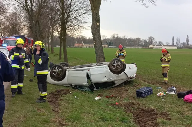 Kościerzyn: Roztrzaskane auta po czołowym zderzeniu. Sześć osób rannych, w tym dzieci
