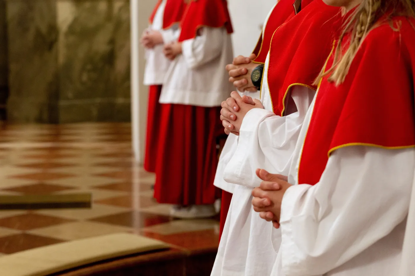 Ośmiu ministrantów zamierza pozwać kurię. Każdy domaga się 1,5 mln złotych