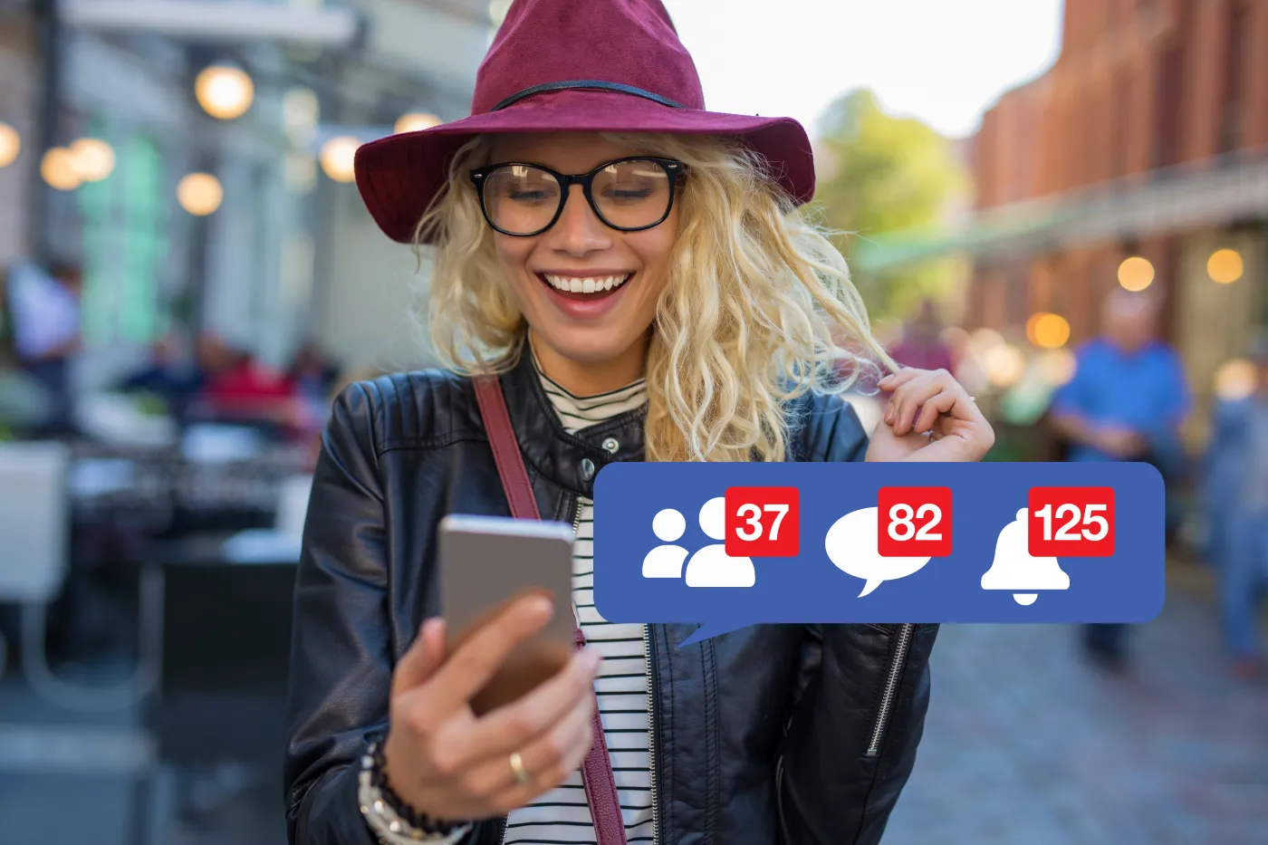 kobieta trzyma telefon, Facebook, social media, media społecznościowe