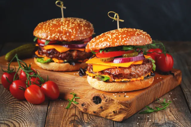 Burgery z grilla z zielonym curry. Przepis braci Budnik to hit majówki