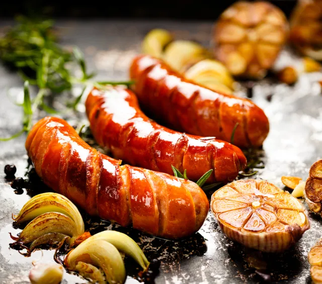 Grillowana biała kiełbasa z cebulą bbq od Jakuba Kuronia. Ten przepis sprawdzi się na majówce