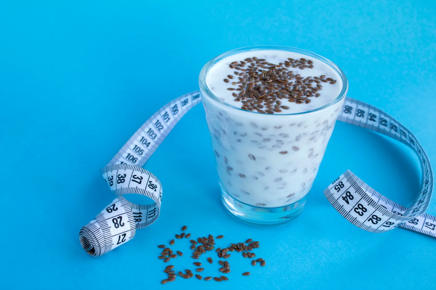 Kefir z siemieniem lnianym. Wspomaga pracę jelit i pomaga w odchudzaniu