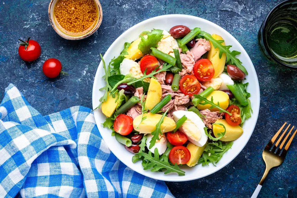 Nicoise,Salad,With,Canned,Tuna,,Tomatoes,,Boiled,Eggs,,Green,Beans,