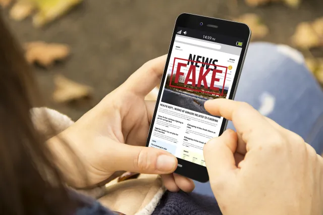 Fake news: dezinformacja, manipulacja, propaganda. Jak się przed nimi bronić?