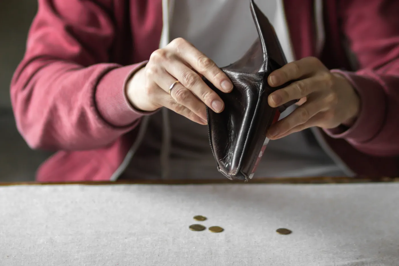 Male,Hands,Holds,Open,Empty,Wallet,Over,The,Table.,Young