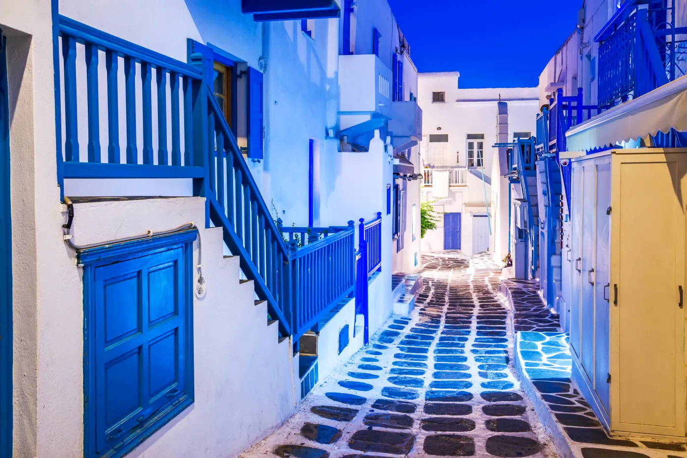 Grecja niebieski biały dom domy Mykonos niebiesko-białe domy Mykonos,,Greece.,Night,Illuminated,Whitewashed,Street,In,Beautiful,Mykonos,Town,