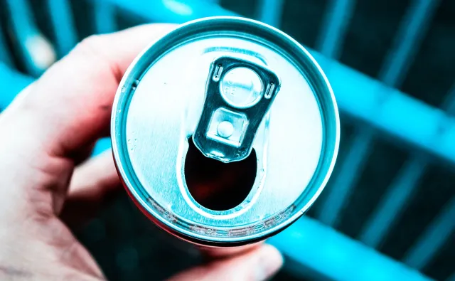 Alarmujące dane: Napoje energetyzujące piją coraz młodsze dzieci. Czym to grozi?