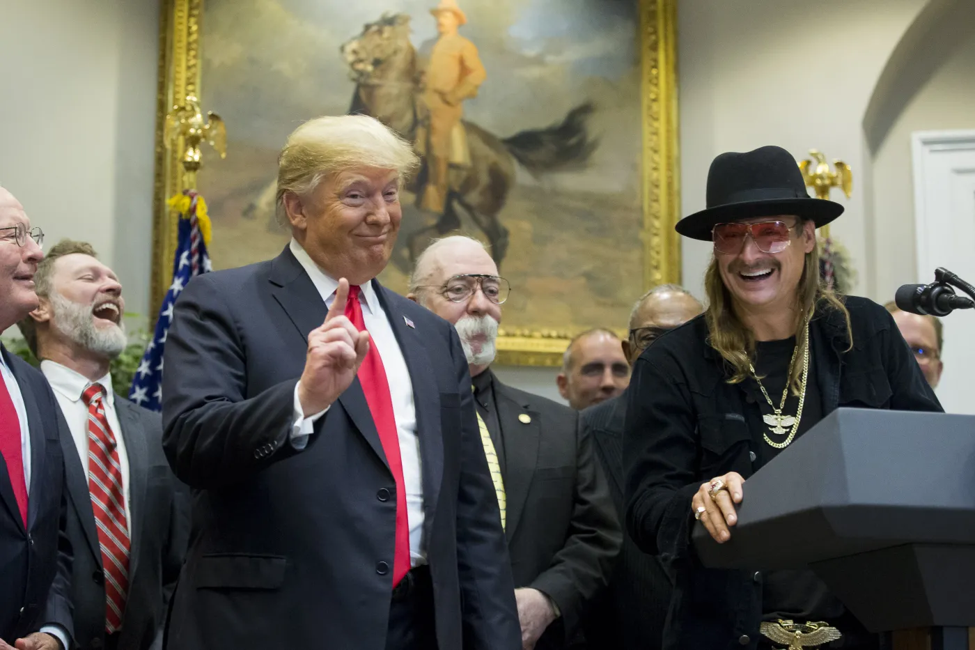 Gwiazdor chwalił Donalda Trumpa. Nagle zaczął wymachiwać bronią
