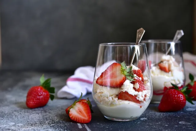 Gotuj jak Joanna Brodzik. Eton mess z truskawkami poleca się na deser. Nikt mu się nie oprze