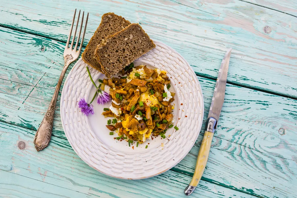 Delicious,Scrambled,Eggs,With,Chantarelle,Mushrooms,And,Chives,On,A