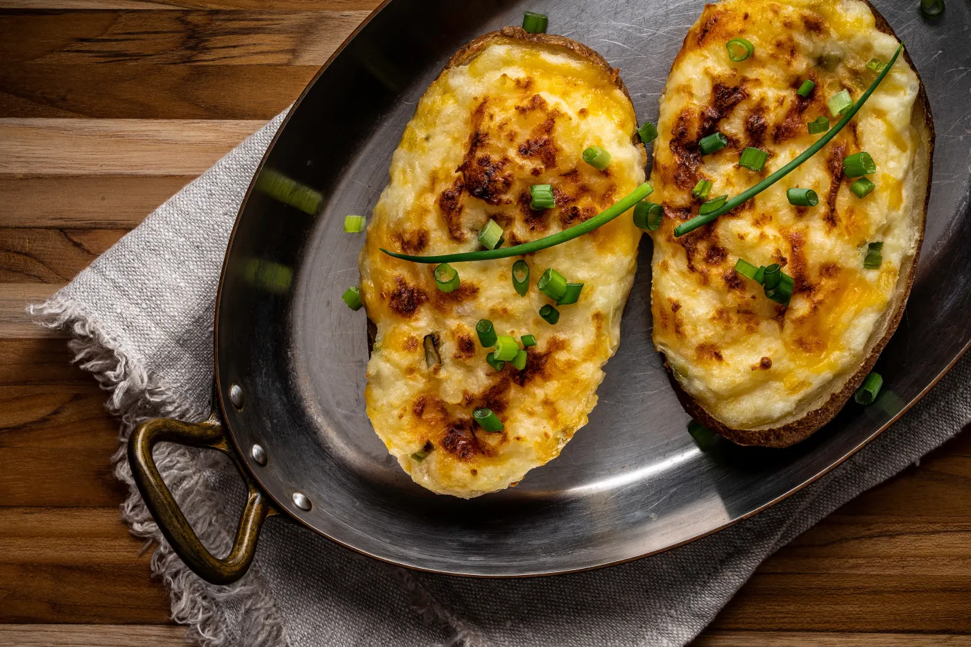 Ziemniaki łódeczki ziemniaczane łódeczka ziemniaczana z boczkiem serem frankfuterkami Cheesy,Twice-baked,Potato,Garnished,With,Chopped,Scallion.