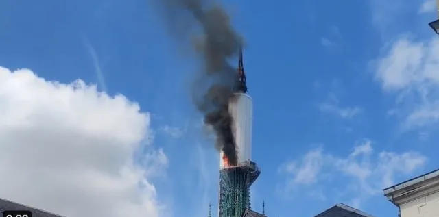 Pali się katedra w Rouen we Francji. Ewakuowano ludzi
