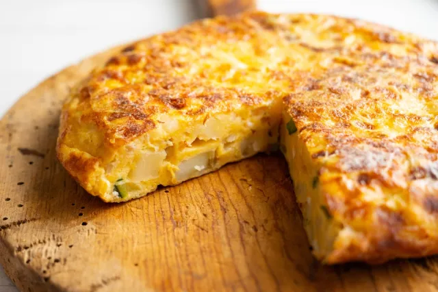 Ziemniaczany hit prosto z Hiszpanii. Ten omlet podbije każde podniebienie. Tak to robi Magda Gessler