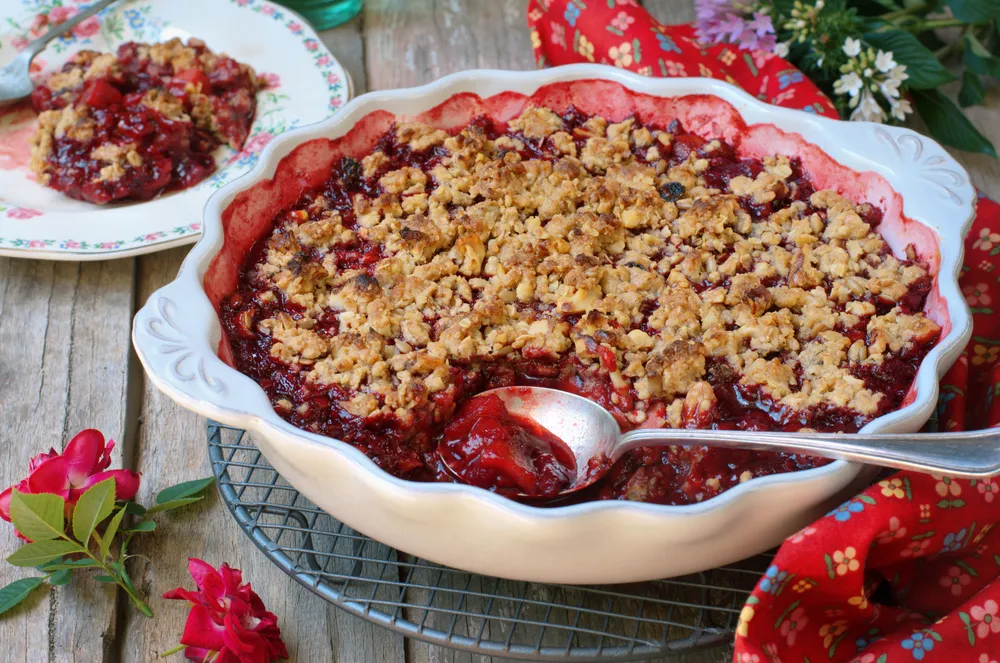 Crumble,Cake/pie,With,Poached,Apple,And,Plum.,Selective,Focus