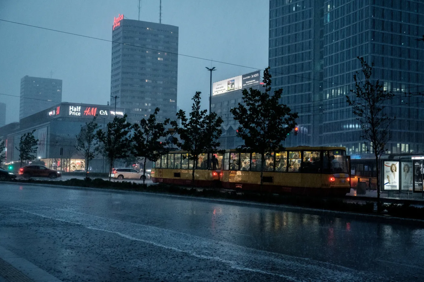 Zalane ulice Warszawy, trasa S8 częściowo wyłączona z ruchu. Gdzie uważać?