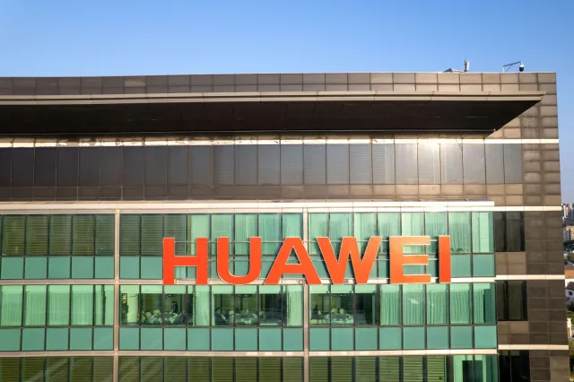 Huawei chce zirytować Apple. Wielka konferencja tuż przed premierą nowego iPhone'a