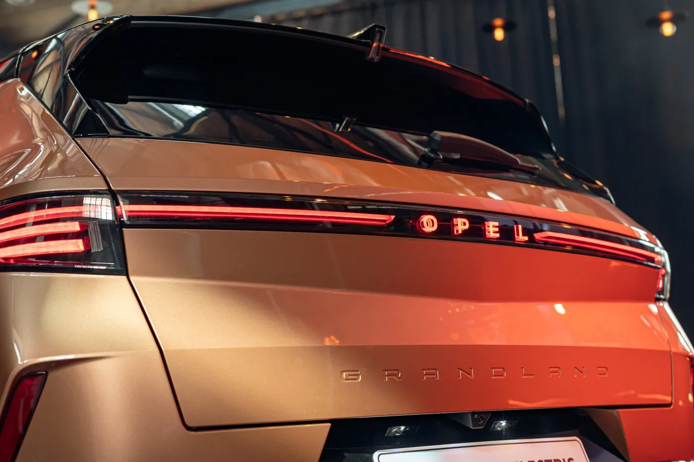 Opel zaskakuje stylem. Tak wygląda nowy duży SUV