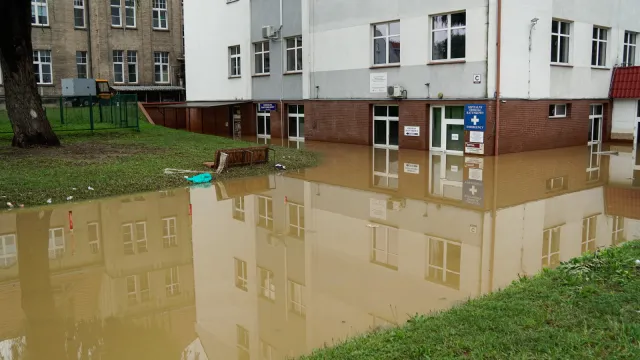 Uszkodzony wał przeciwpowodziowy w Nysie. Burmistrz wezwał do natychmiastowej ewakuacji