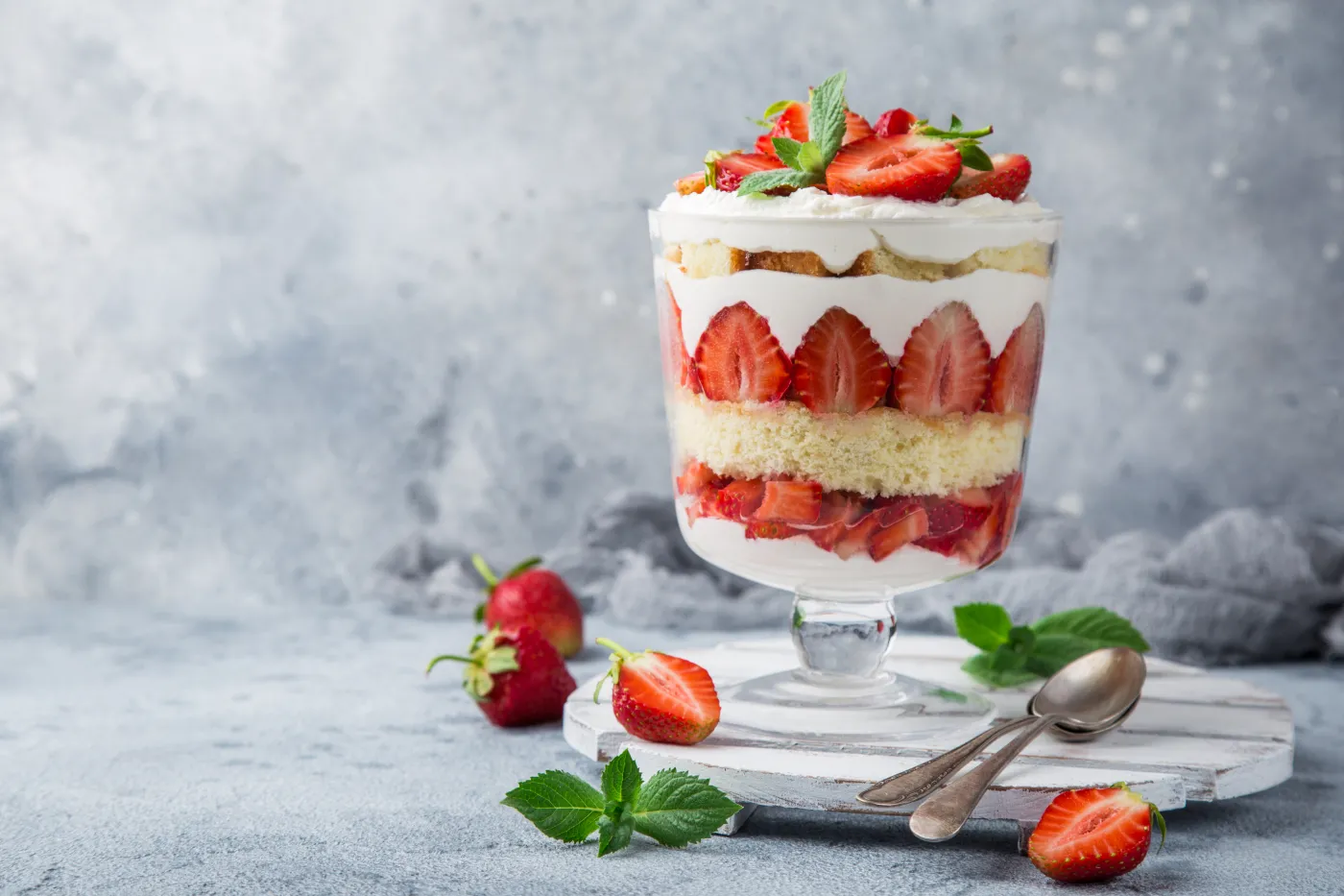 Strawberry trifle – angielski deser z truskawkami Strawberry,Trifle.,Layered,Dessert,With,Fresh,Berry,And,Cream,Cheese,