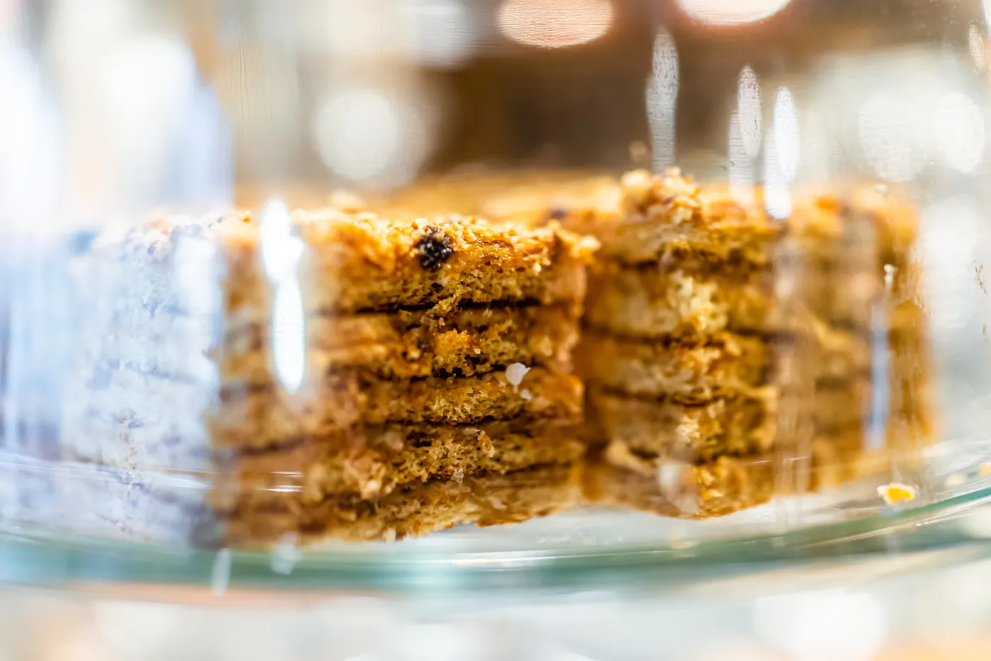 Closeup,Of,Display,Of,Brown,Sponge,Honey,Layer,Cake,In