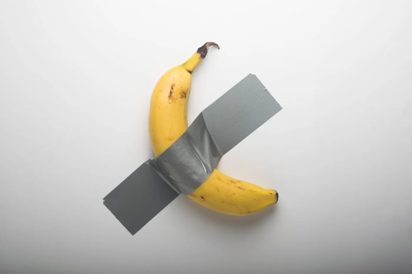 Banan z taśmą klejącą sprzedany. "Dzieło sztuki" poszło za miliony dolarów