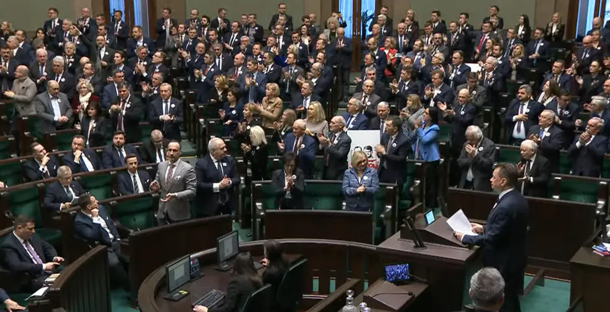 KO powiększa swoją przewagę nad PiS. Najnowszy sondaż