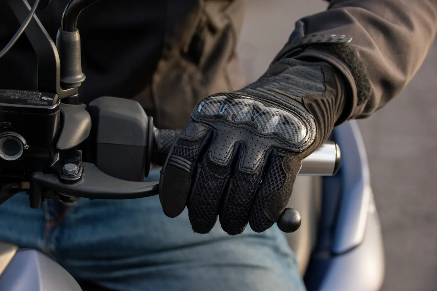 Drogę oświetlała mu... latarka. Pijany i bez uprawnień prowadził motocykl