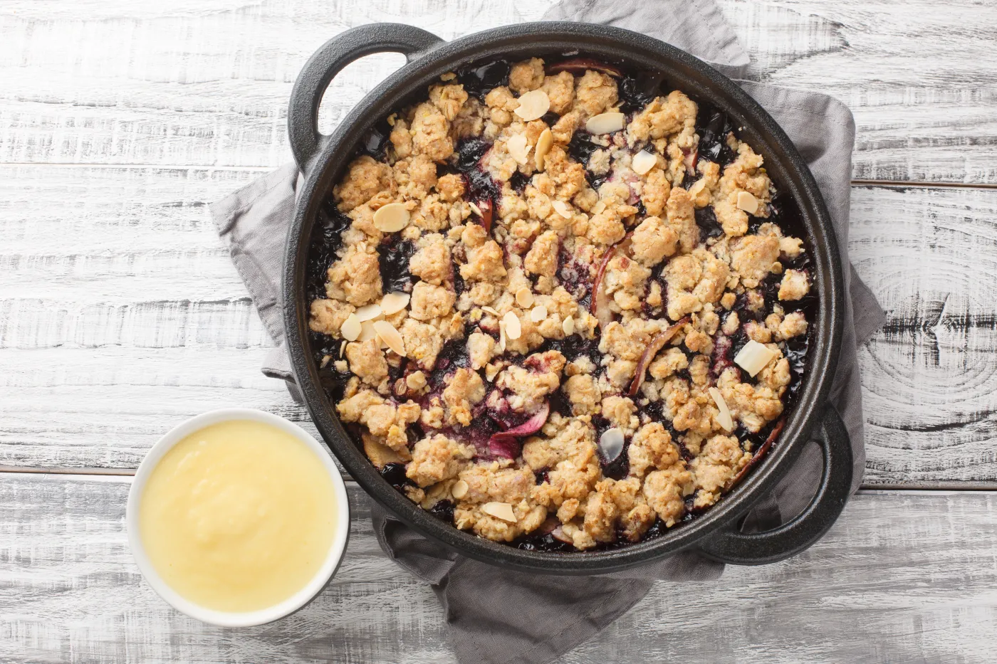 Berry,Fruit,Crumble,Baked,With,Apples,And,Blueberries,Served,With