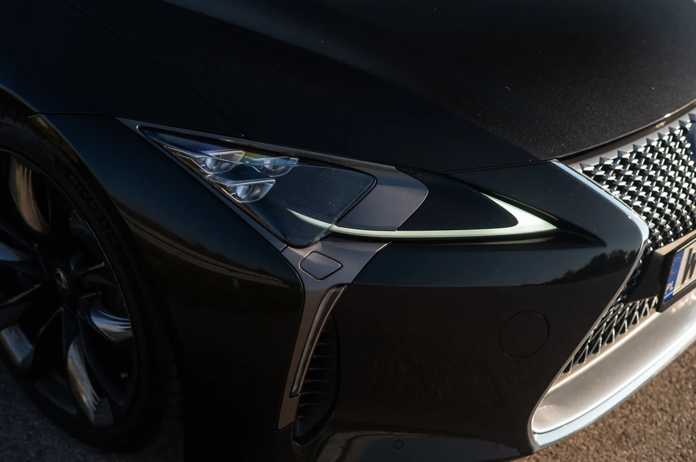 Ten Lexus to ostatni taki samochód. Potężny silnik V8 i wiatr we włosach