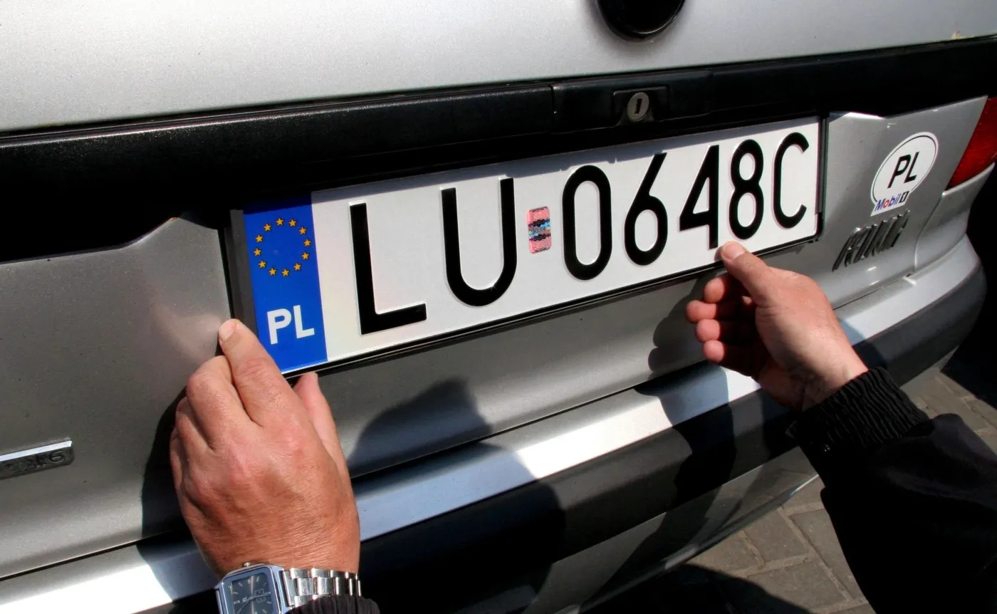 Od 20 października leci 10 000 zł za samochód spalinowy. Masz takie auto? Oto nowe zasady