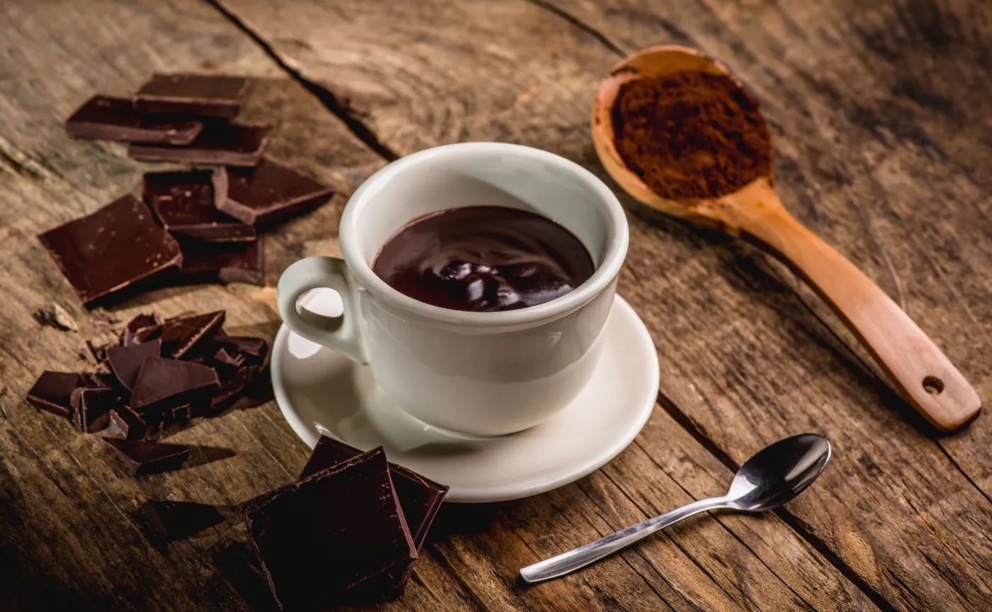 Nie tylko smakuje, lecz także działa pozytywnie na zdrowie. Dlaczego warto pić kakao?