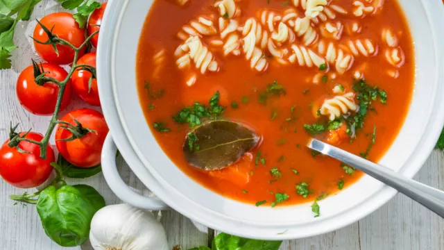 Pyszny obiad na poniedziałek. Podajemy przepis, Ty gotujesz. Pomidorowa na rosole z pulpecikami