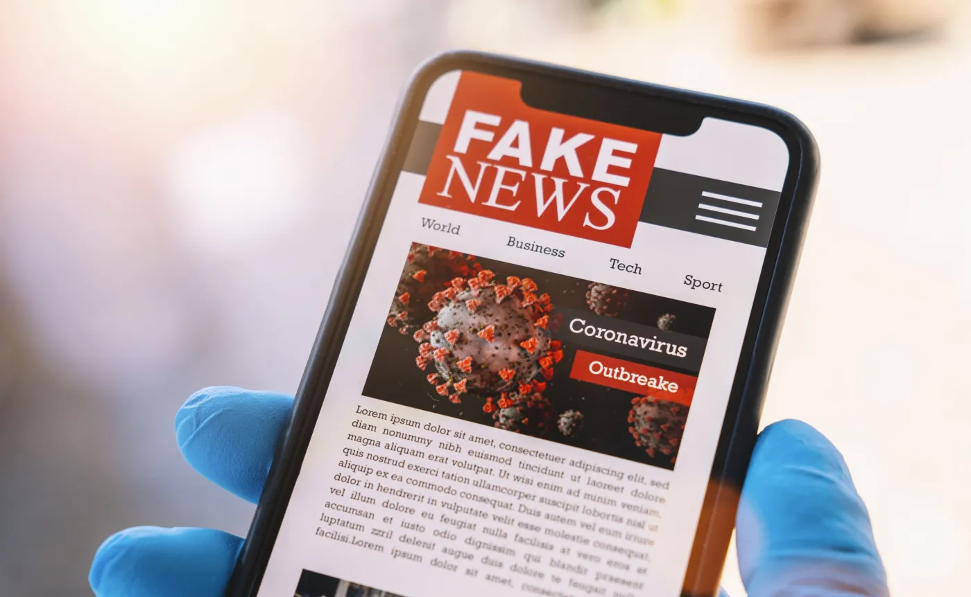 Fake newsy i dezinformacja w sieci. Młodzi i seniorzy najbardziej podatni na manipulacje