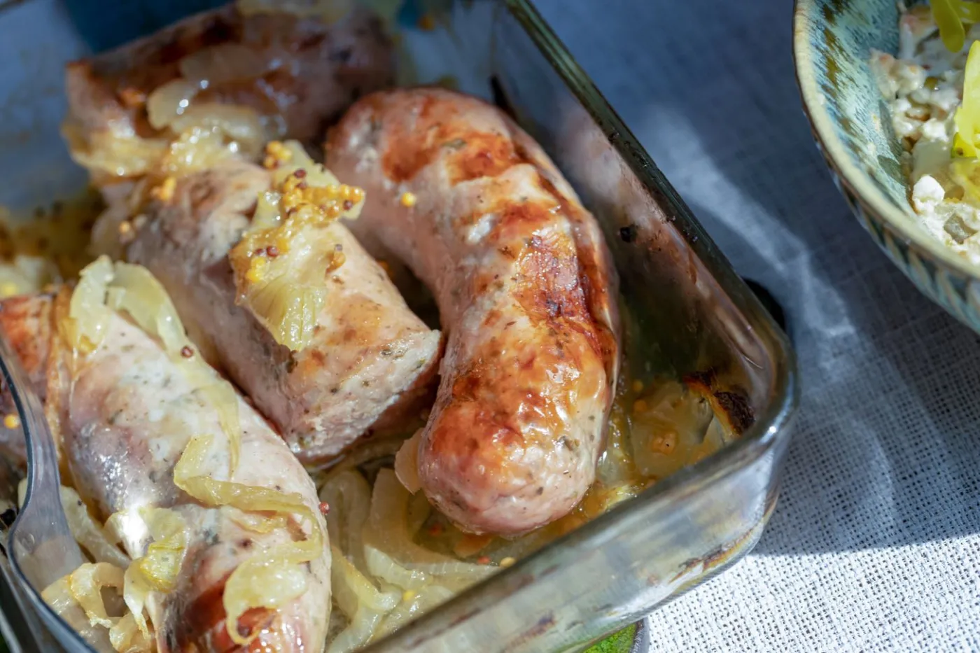 Biała kiełbasa pieczona w cebuli i piwie. Soczysta, rumiana, z naturalnym sosem, wielkanocna klasyka w najprostszej, najlepszej wersji