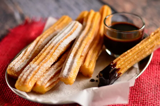 Pyszne churros z czekoladą? Alternatywa dla pączków [PRZEPIS]