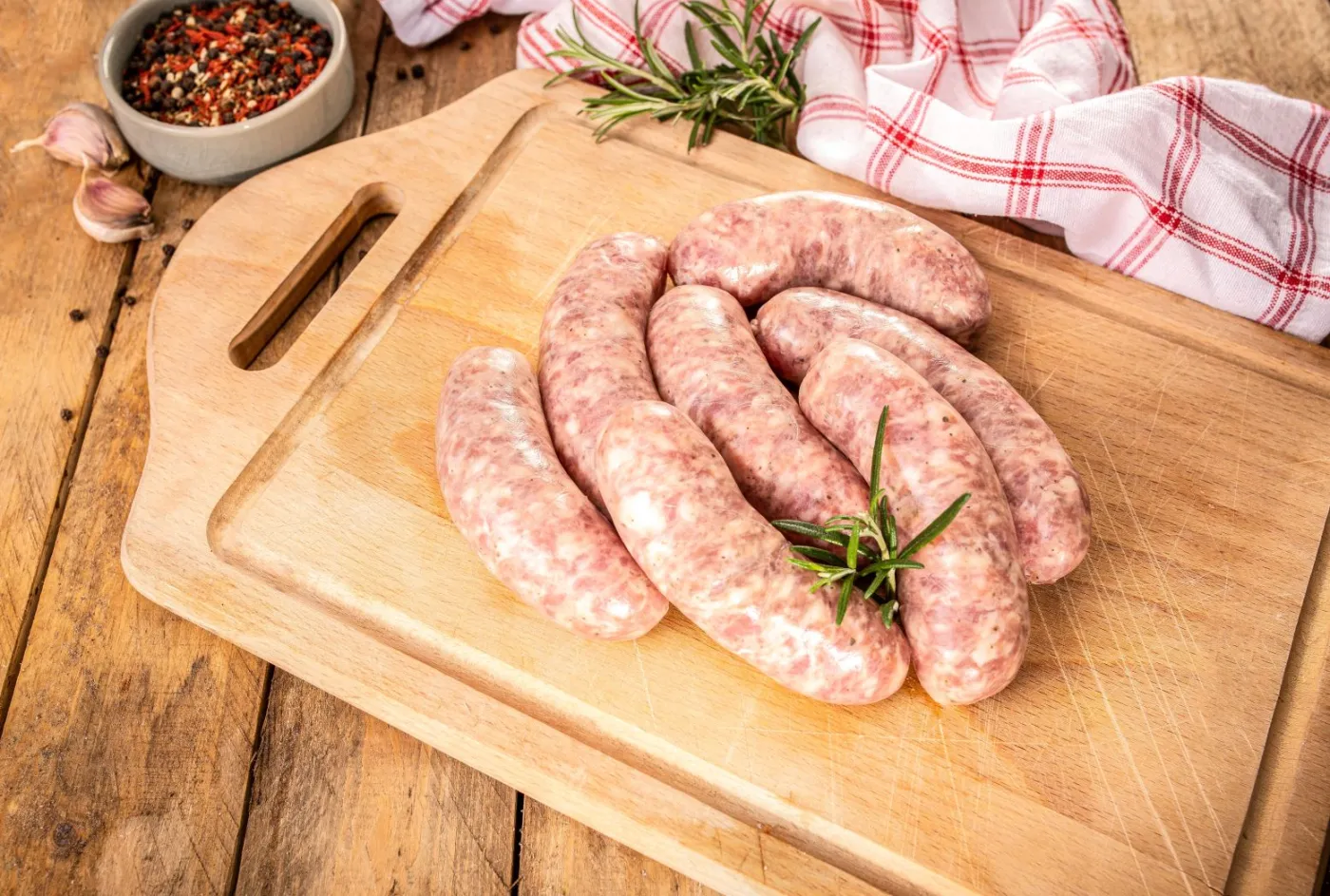 Biała kiełbasa na Wielkanoc. Jak ją parzyć i piec, żeby była soczysta i nie pękała
