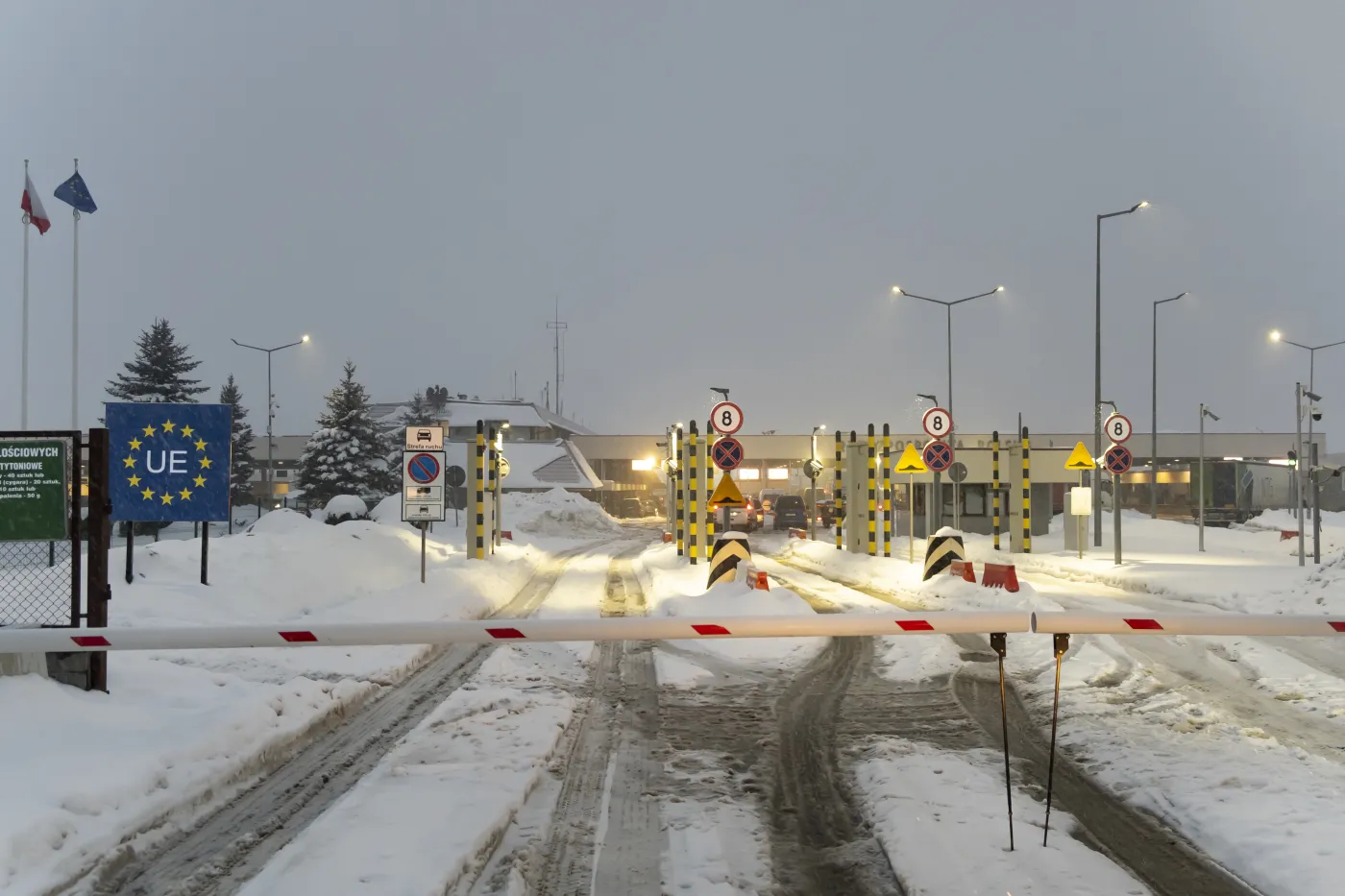 Krakovets,Customs,Border,Cross,Point.,Location,(ua-pl),Car,Pass,Through