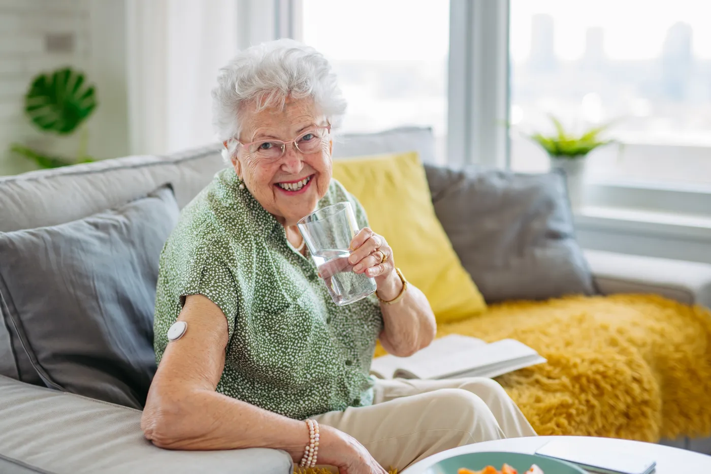 Trzyma cukier w ryzach i obniża cholesterol. Seniorzy powinni dodawać łyżeczkę do wody