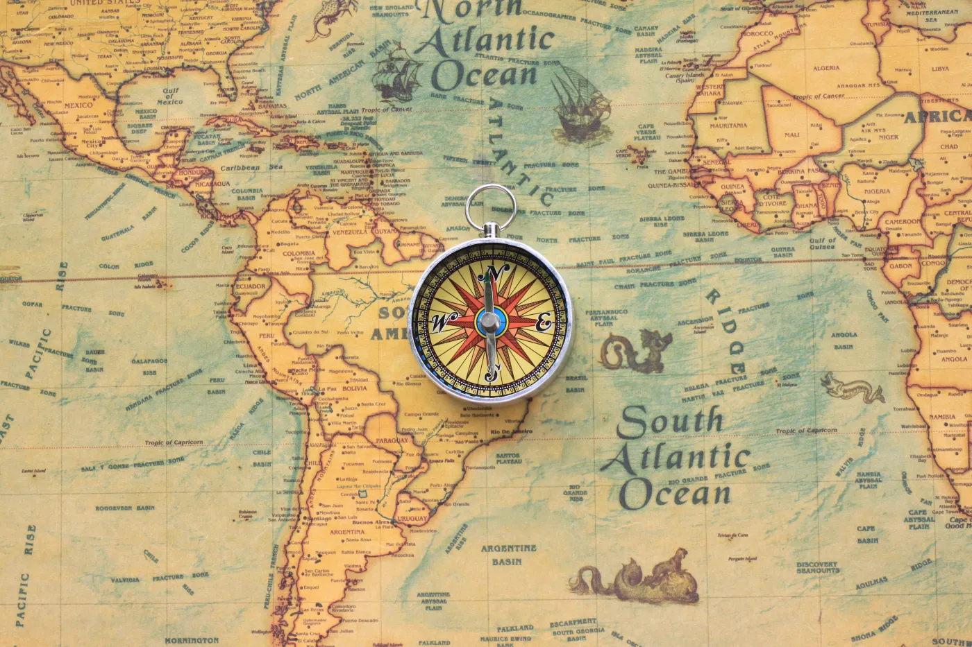 Classic,Round,Compass,On,Background,Of,Old,Vintage,Map,Of