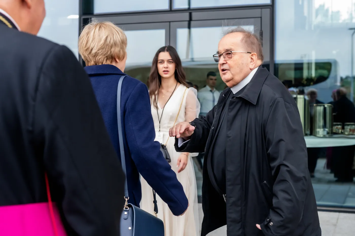 Miecz z czasów Mieszka I? Prezent dla o. Rydzyka na celowniku prokuratury
