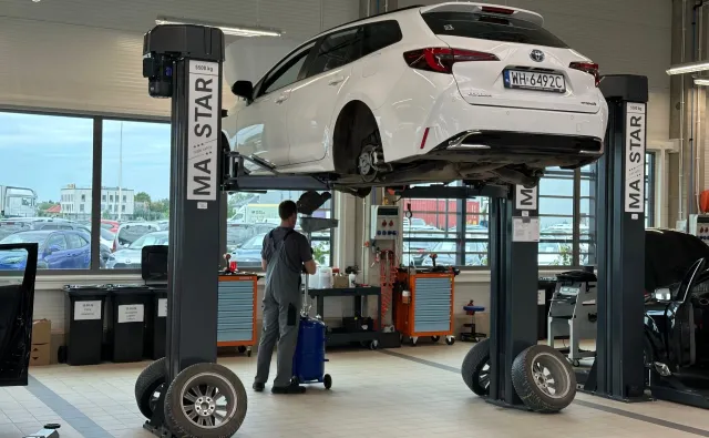 3-letnia Toyota Corolla czy nowy "chińczyk"? Słynny polski rajdowiec ostrzega