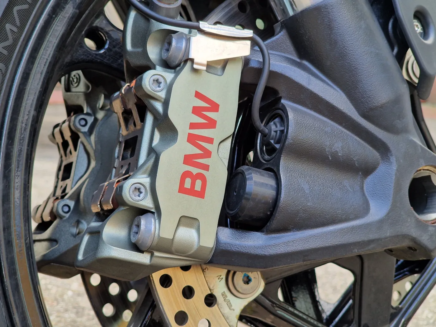 BMW R1300R - przednie hamulce wyglądają mocarnie i takie też są, a jednocześnie dozowalne w pełnym zakresie