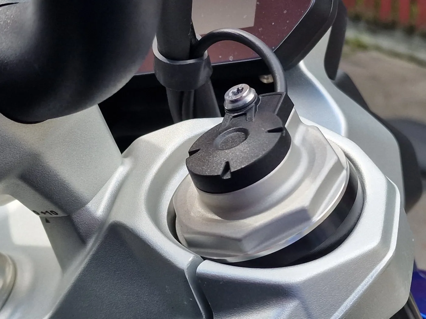 BMW R1300R - kabelek zamiast pokrętła lub śruby na przednim widelcu to znak, że mamy zawieszenie sterowane elektronicznie (DSA)