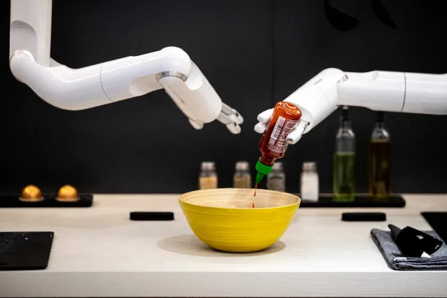 Niesamowity robot kuchenny od Samsunga. Prawie wszystko sam zrobi [FOTO]