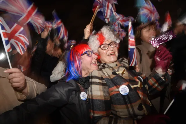 Tak świętowali zwolennicy brexitu. Tłumy przed parlamentem [ZDJĘCIA]