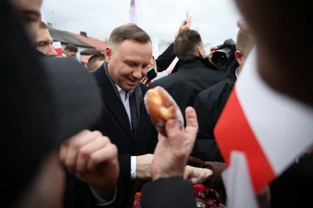 DudaBus ruszył w trasę. W Łowiczu pojawił się też KOD...