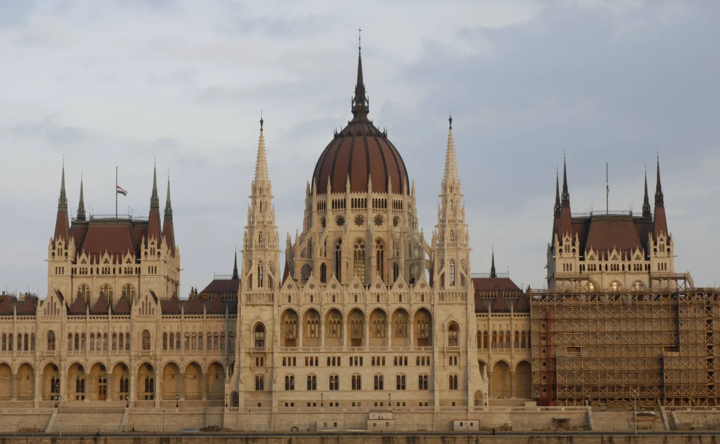 Protest w Budapeszcie w obronie wolnych sądów. W tle segregacja rasowa