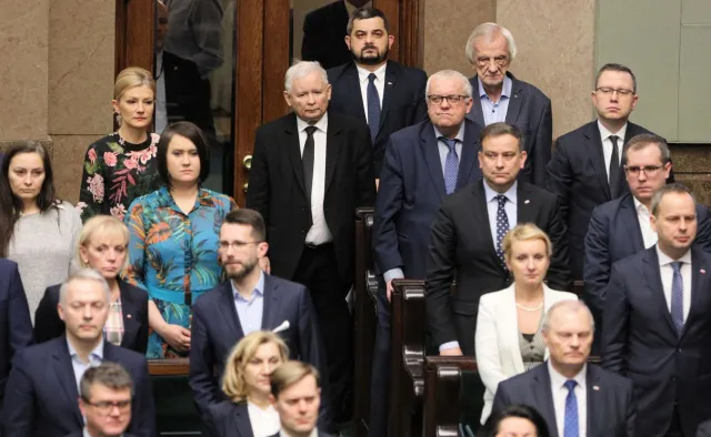 2 mld zł dla TVP, Sejm zdecydował. Wulgarny gest posłanki PiS do opozycji [FOTO i WIDEO]